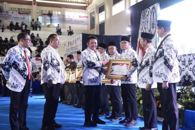 
Peduli Pendidikan dan Kesejahteraan Guru, PGRI Anugerahi Herman Deru Penghargaan “Insan Kolaboratif Pendidikan Sumsel”