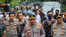 Kapolri Jenderal Pol Listyo Sigit Prabowo (tengah) bersama Kapolda Jabar Irjen Pol Suntana (kanan) memberikan keterangan kepada awak media di tempat kejadian perkara dugaan bom bunuh diri di Astanaanyar, Bandung, Jawa Barat, Rabu (7/12/2022). Dalam keterangannya Kapolri menyatakan, pelaku bom bunuh diri di Polsek Astanaanyar Kota Bandung tersebut bernama Agus Sujatno yang terafiliasi dengan Jaringan Jamaah Ansharut Daulah (JAD) Bandung. ANTARA FOTO/Raisan Al Farisi/aww.