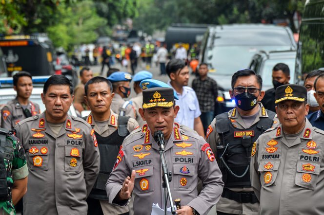 
Kapolri Jenderal Pol Listyo Sigit Prabowo (tengah) bersama Kapolda Jabar Irjen Pol Suntana (kanan) memberikan keterangan kepada awak media di tempat kejadian perkara dugaan bom bunuh diri di Astanaanyar, Bandung, Jawa Barat, Rabu (7/12/2022). Dalam keterangannya Kapolri menyatakan, pelaku bom bunuh diri di Polsek Astanaanyar Kota Bandung tersebut bernama Agus Sujatno yang terafiliasi dengan Jaringan Jamaah Ansharut Daulah (JAD) Bandung. ANTARA FOTO/Raisan Al Farisi/aww.