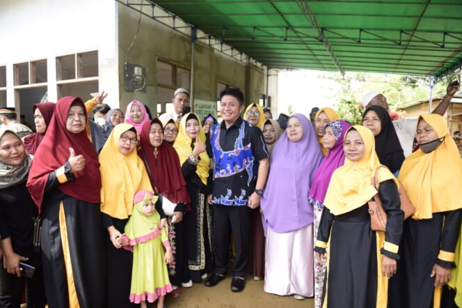 
Herman Deru Berikan Bantuan Renovasi Musholla Nurul Hidayah Untuk Difungsikan Sebagai Masjid