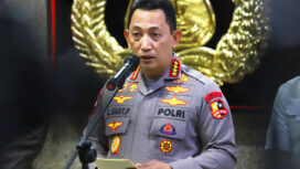 Kapolri Jenderal Pol Listyo Sigit Prabowo menyampaikan keterangan pers terkait penyidikan kasus penembakan Brigadir J di Mabes Polri, Jakarta, Kamis (4/8/2022). Kapolri Jenderal Pol Listyo Sigit Prabowo menyatakan melalui Tim Inspektorat Khusus (Irsus) telah melakukan pemeriksaan terhadap 25 personel polri terkait dugaan pelanggaran kode etik dalam perkara penembakan Brigadir J di rumah dinas Kadiv Propam nonaktif Irjen Pol Ferdy Sambo. Foto: Dery Ridwansah/ JawaPos.com