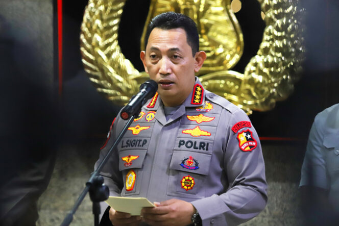 
Kapolri Jenderal Pol Listyo Sigit Prabowo menyampaikan keterangan pers terkait penyidikan kasus penembakan Brigadir J di Mabes Polri, Jakarta, Kamis (4/8/2022). Kapolri Jenderal Pol Listyo Sigit Prabowo menyatakan melalui Tim Inspektorat Khusus (Irsus) telah melakukan pemeriksaan terhadap 25 personel polri terkait dugaan pelanggaran kode etik dalam perkara penembakan Brigadir J di rumah dinas Kadiv Propam nonaktif Irjen Pol Ferdy Sambo. Foto: Dery Ridwansah/ JawaPos.com