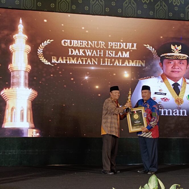 
Banyak Beri Perhatian Memajuan Dakwah, Herman Deru Dianugerahi Penghargaan IKADI Award 2022