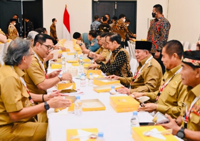 
Presiden Jokowi Makan Siang Bersama Forkopimda