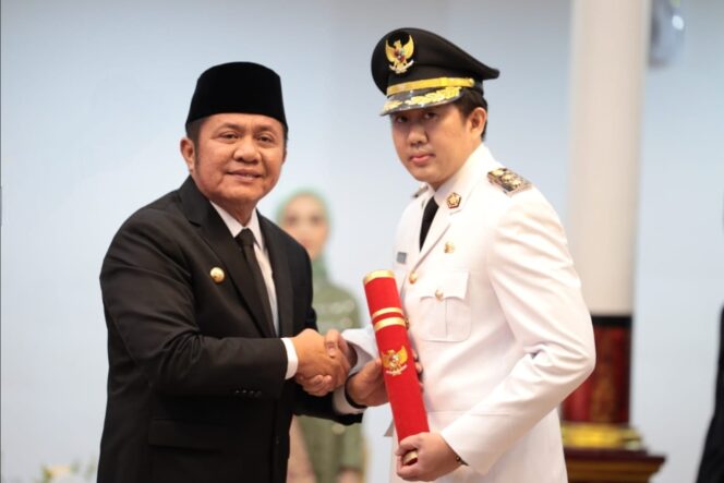 
Herman Deru Lantik Ahmad Usmarwi Kaffah Jadi Plt Bupati Muara Enim