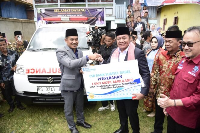 
Herman Deru Bawa Bantuan Ambulance, Warga Desa Lebung Banyuasin Kian Mudah Berobat ke Rumah Sakit 