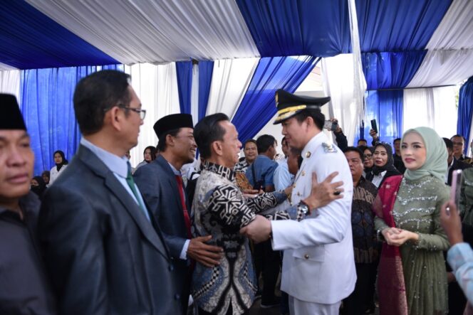 
Usai Dilantik, Ahmad Usmarwi Kaffah Disambut Meriah Ratusan Warga Dikediamannya