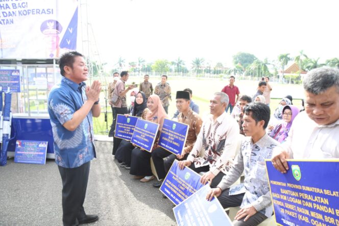 
Herman Deru Salurkan Bantuan Peralatan, Pelaku Usaha Optimis Perekonomian Pelaku UMKM Kian Membaik