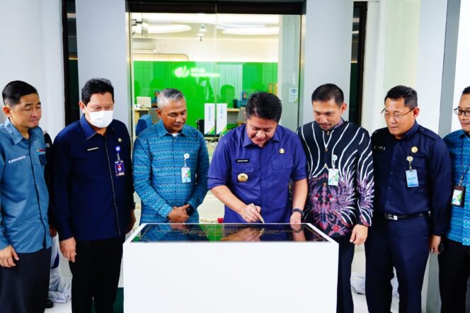 
Penuhi Jaminan Sosial Pekerja, Herman Deru Terima Penghargaan dari BPJS KetenagaKerjaan