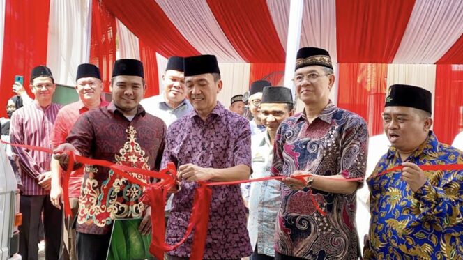 
					Ratu Dewa Serahkan Mobil Ambulans Hibah dari Keluarga Eka Rasja Putra Sa’id