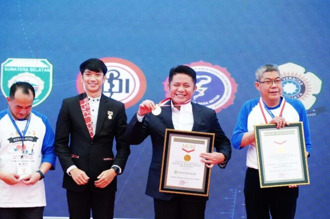 
Herman Deru Terima Rekor Muri, Sumsel Pecahkan Rekor 6000 Telapak Tangan Anak Indonesia Untuk Kehidupan