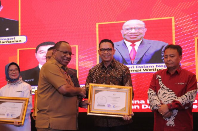 
Sekda Sumsel Raih Penghargaan Leading Change dan Influence