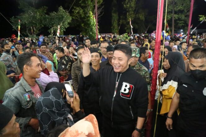 
Hadiri Wayangan di Tanjung Lago, Herman Deru Ajak Warga Sukseskan GSMP