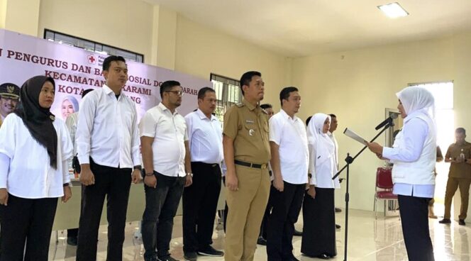 
Fitrianti Lantik Pengurus PMI Kecamatan Sukarami