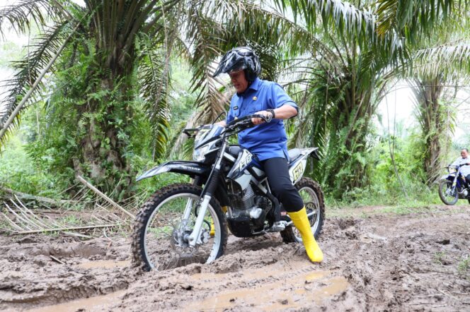 
Terjang Jalan Berlumpur, Herman Deru Wujudkan Mimpi Warga Dusun Saluran Miliki Jalan Mulus dan Listrik