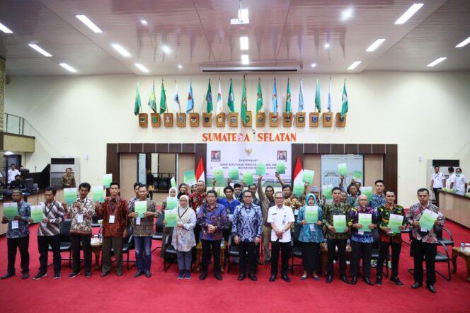 
Presiden Jokowi Serahkan SK HUTSOS dan TORA bagi 7 Kabupaten di Sumsel Secara Virtual