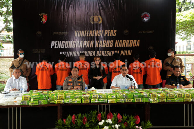 
Polri Bongkar Peredaran Narkoba Modus Jalur Laut, Sabu 220 Kg Diamankan