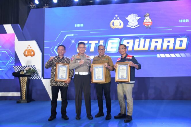 
Herman Deru Kembali Dianugrahi    ETLE Awards 2023 Kakorlantas Polri