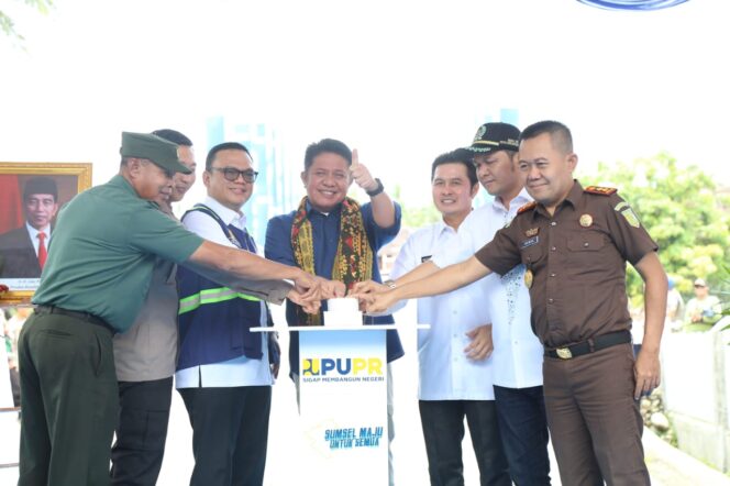 
Warga Ucap Syukur, Jembatan Ayek Bayau Lintang Kanan Kabupaten Empat Lawang Diresmikan Herman Deru