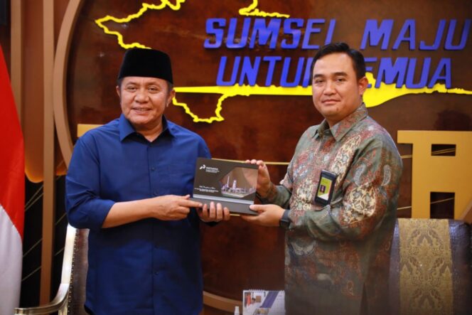 
					Herman Deru-GM Pertamina Internasional RU III Bahas Kesiapan Pasokan BBM Jelang Lebaran