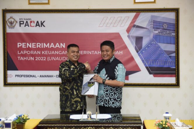 
Herman Deru Serahkan Laporan Keuangan APBD TA 2022 Kepada BPK RI Perwakilan Sumsel