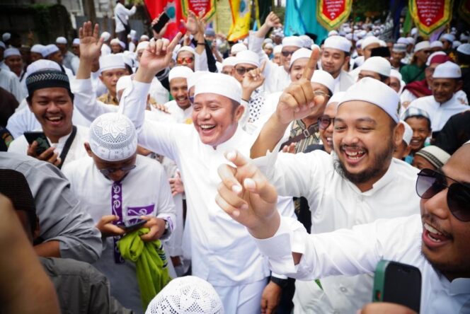 
Herman Deru Khusuk Ikuti Rangkaian Ziarah Kubro Bersama Ribuan Peziarah