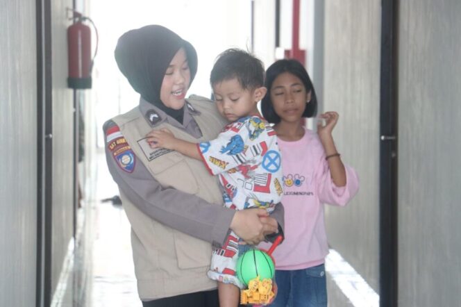 
Polri Beri Trauma Healing kepada Anak-Anak Korban Tanah Longsor di Natuna