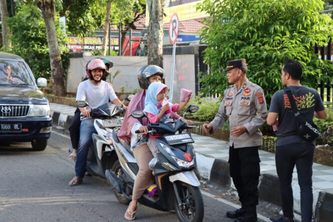 
Polres Muara Enim Bagi Takjil Ke Warga