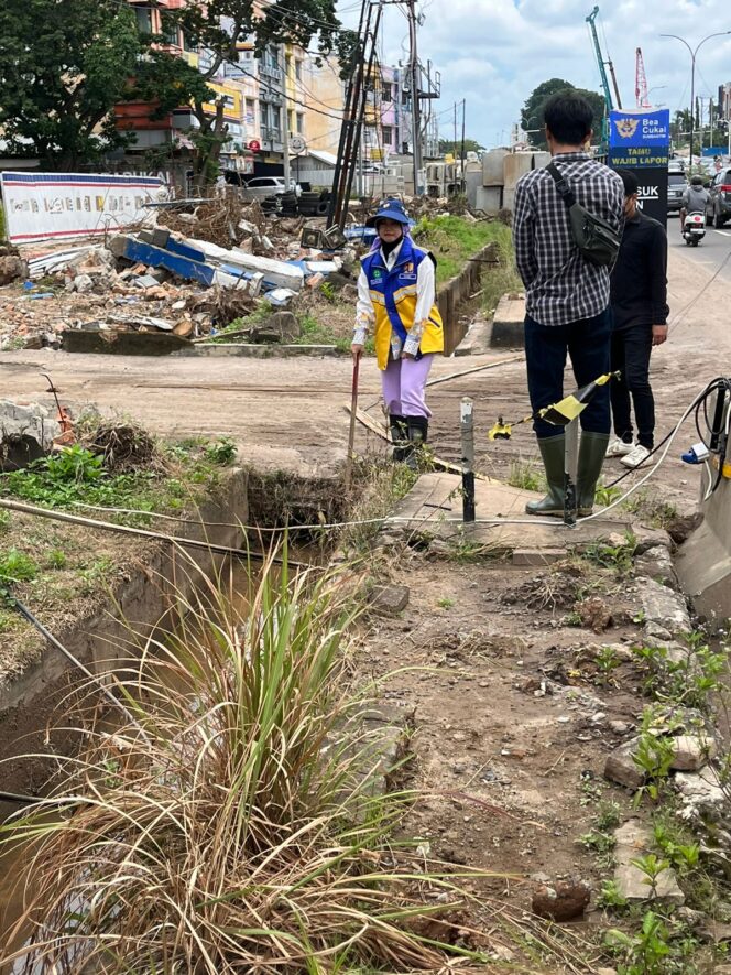 
Dinas PUPR Palembang Normalisasi Saluran Air Tertutup Sedimen di Jalan R Soekamto