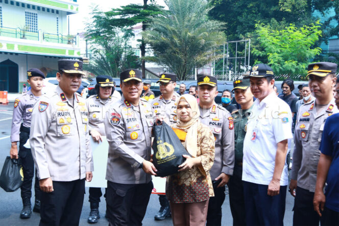 
Di Bulan Ramadhan, Polri Bagikan Ribuan Paket Sembako ke Masyarakat