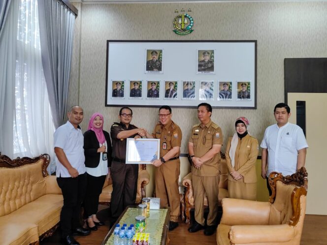 
Pulihkan Keuangan Negara Rp 1 M, Kejari Palembang Raih Penghargaan