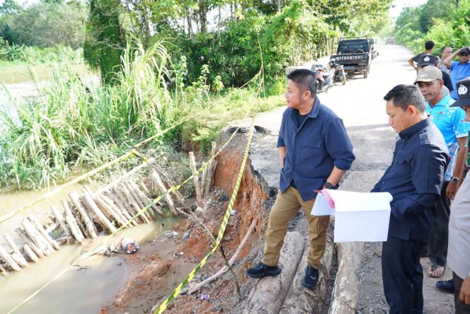 
Tinjau Ruas Jalan Provinsi Penghubung OI-OKU yang Amblas, Herman Deru Intruksikan Dinas PUBMTR Segera Lakukan Perbaikan