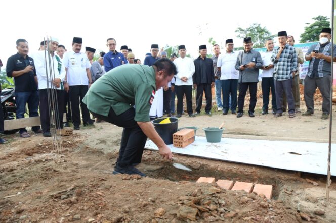 
Herman Deru Letakan Batu Pertama Perluasan Masjid Darul Fallah Talang Jambe