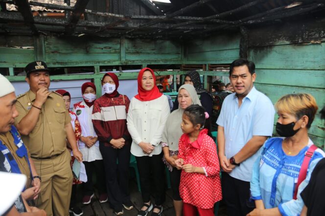 
Feby Deru Tinjau Kondisi Korban Kebakaran Sekaligus Serahkan Bantuan