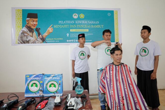 
Tingkatkan Keterampilan Santri di Palembang, SDG Berikan Pelatihan Kewirausahaan