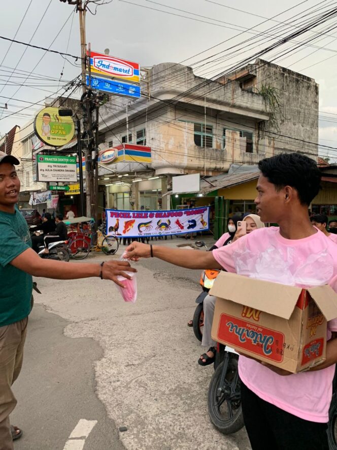 
Tebarkan Kebaikan di Bulan Ramadhan, Srikandi Ganjar Sumsel Bagikan Takjil ke Warga