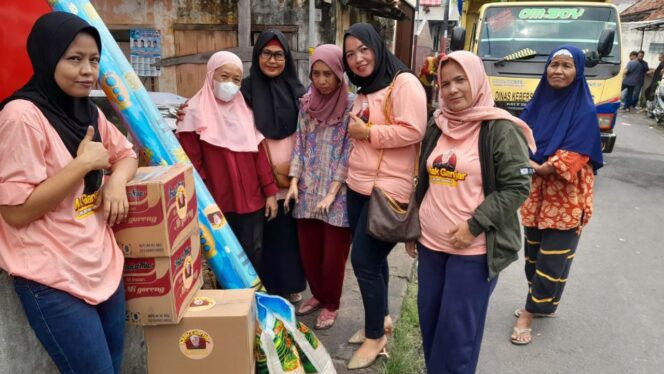 
Mak Ganjar Berikan Bantuan Untuk Korban Kebakaran di Pelambang