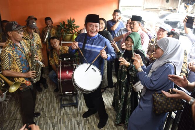 
Hadiri Halal Bihalal Dengan IWARI Cempaka, Herman Deru Dianugerahi Gelar “Cinta Marga”