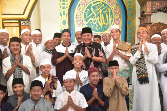 
Pasca Lebaran, Herman Deru Awali Safari Jum’at di Masjid Al Hidayah Tuan Kentang