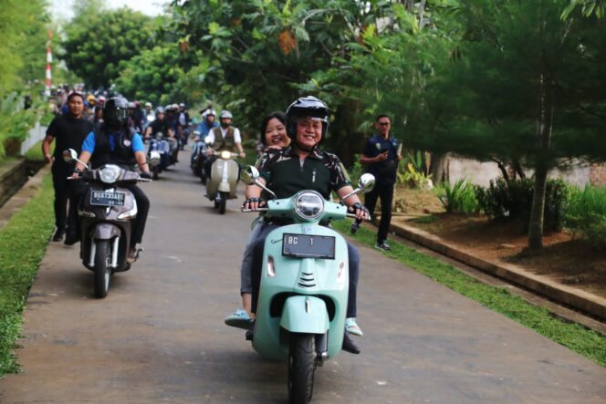
Bersama Komunitas Vespa, Herman Deru Ngabuburide Keliling Kota Palembang