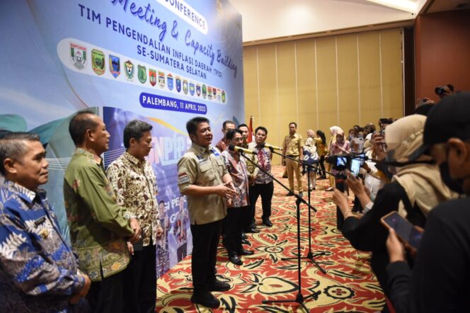 
Herman Deru Intrusksikan Kepala Daerah Pantau Stok Pangan di Pasar Jelang Idul Fitri