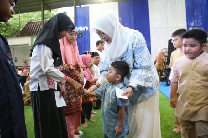 
Dipenghujung Ramadhan 1444 H, Herman Deru Berbagi Keceriaan Bersama 1000 Anak Yatim Piatu