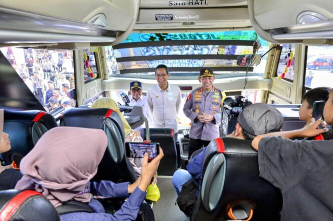 
Kapolri Listyo Sigit Cek Kesiapan Bus Mudik Gratis Polri Presisi