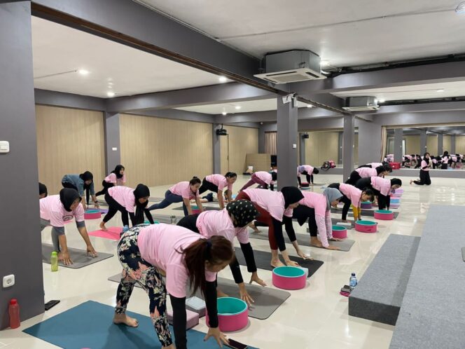
Sukarelawan Ganjar Ajak Perempuan Milenial Yoga Bareng di Palembang