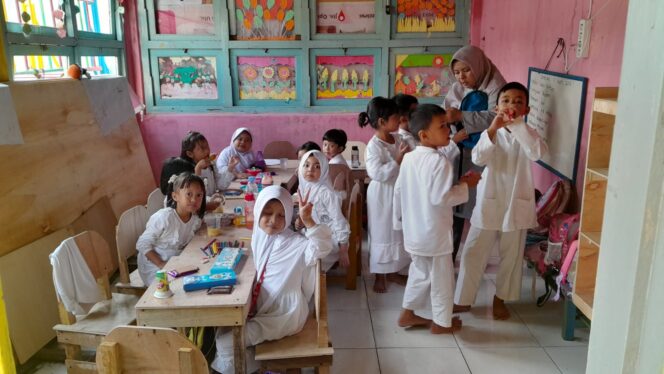 
Mak Ganjar di Sumsel Bantu Pembangunan TK yang Terbakar