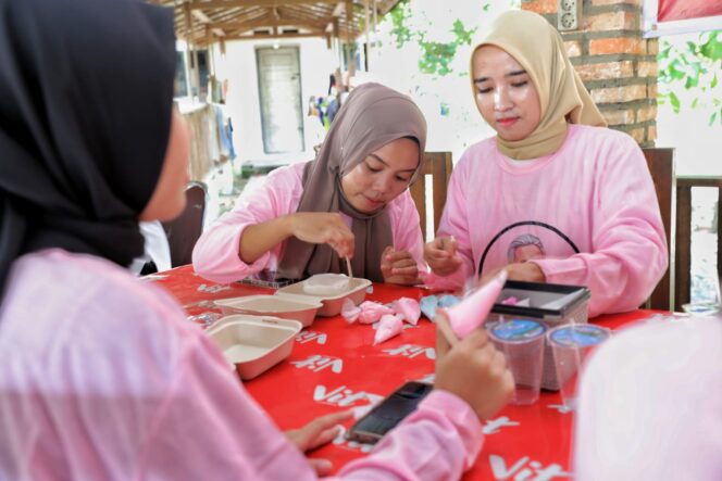 
Gandeng UMKM Kuliner Lokal, Srikandi Ganjar Gelar Pelatihan Menghias Bento Cake di Palembang