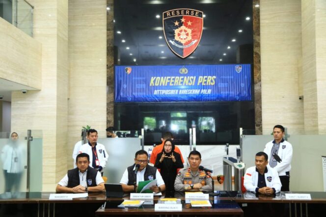 
Polri Tetapkan Peneliti BRIN Andi Pangerang Hasanuddin Tersangka Ujaran Kebencian