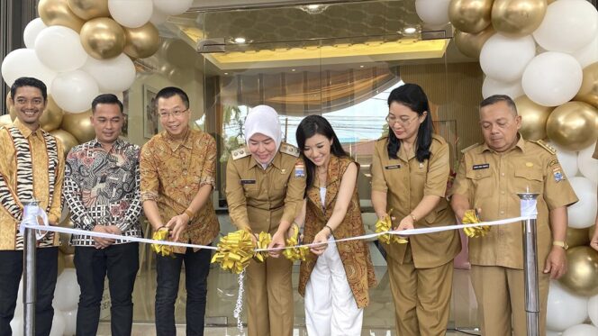 
Resmikan Klinik Kecantikan, Wawako Fitrianti: Palembang Terbuka untuk Investasi