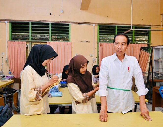 
Saat Presiden Pesan Baju Buatan Siswa Tata Busana