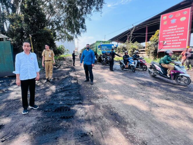 
Presiden Tinjau Jalan Nasional Batas Kota Jambi ke Pelabuhan Talang Dukuh